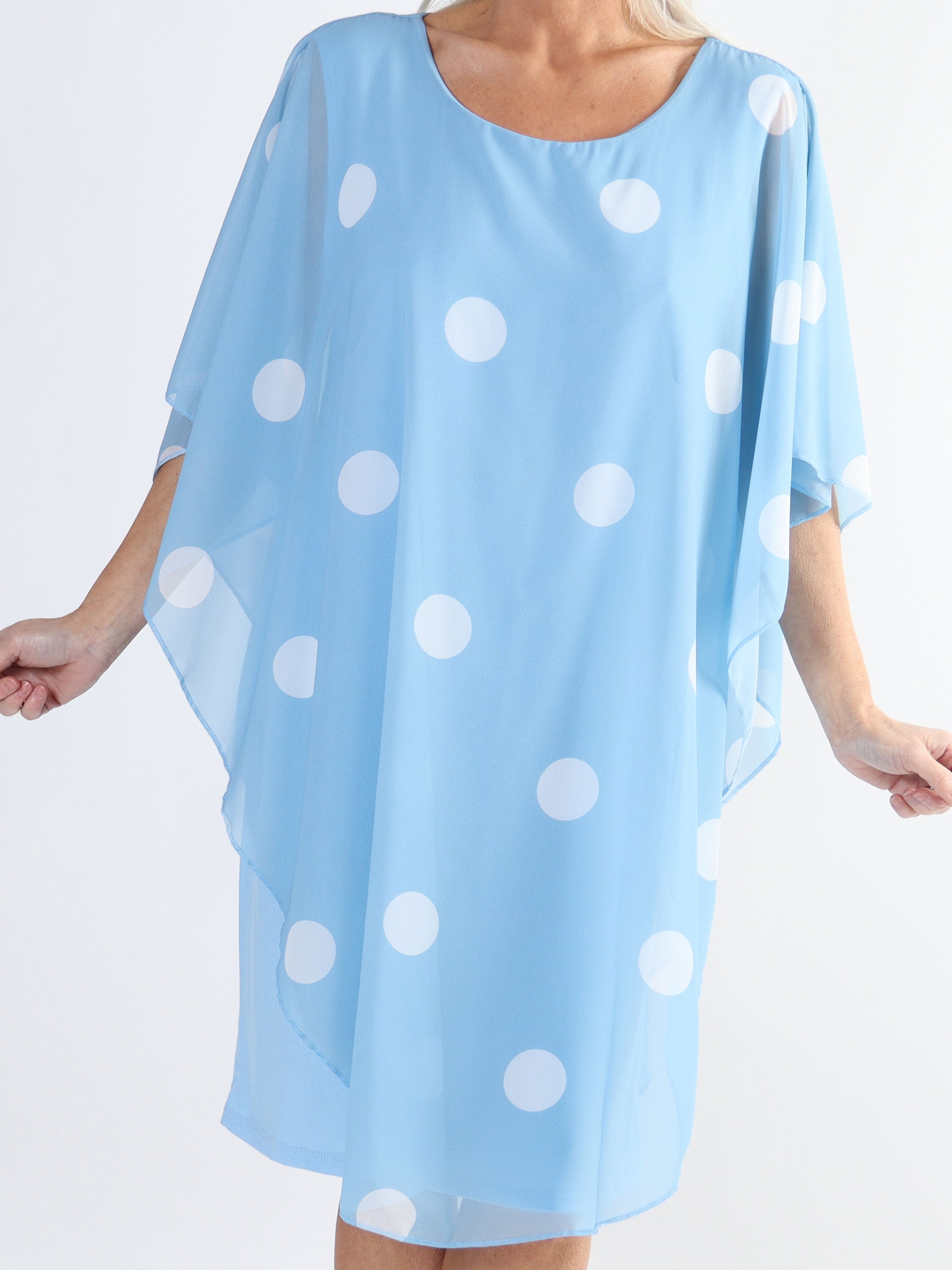 Kenya Dot - Tunikaklänning i plus size med prickigt chiffonglager